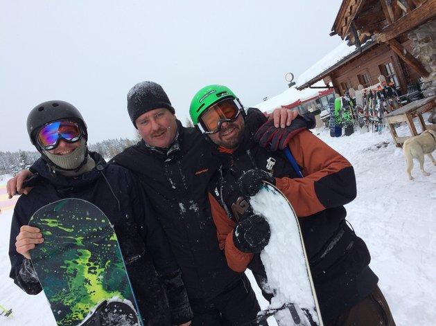 Drei Männer mit Snowboards