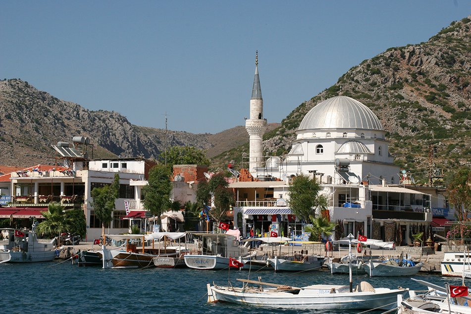 Häuser und Boote mit Türkeiflaggen