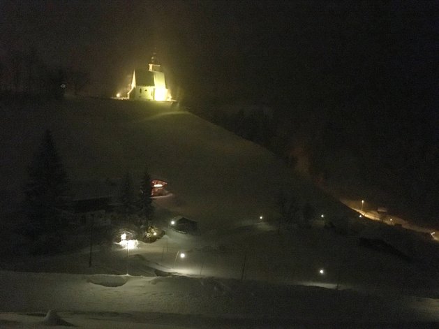 Nachts im Schnee leuchtende Kirche