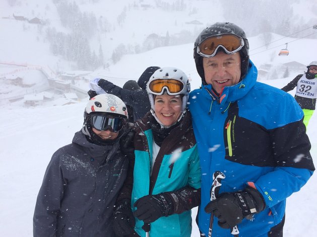Drei Skifahrer machen Selfie