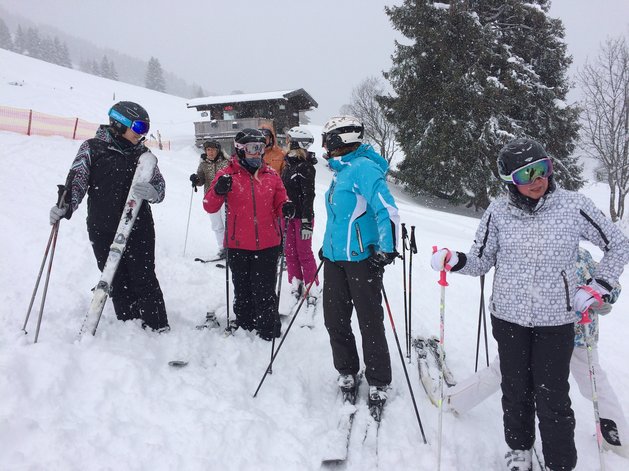 einige Skifahrer neben Skihütte