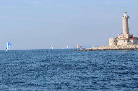 Segelboote und Leuchtturm