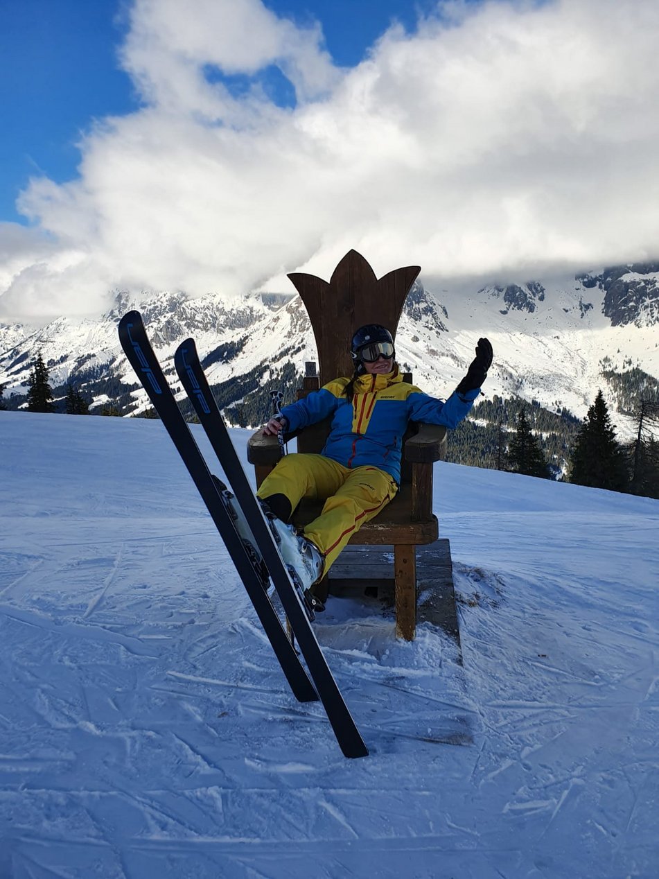 Skierin auf Holzstuhl