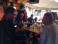 Eine Männerrunde mit mehreren Bier