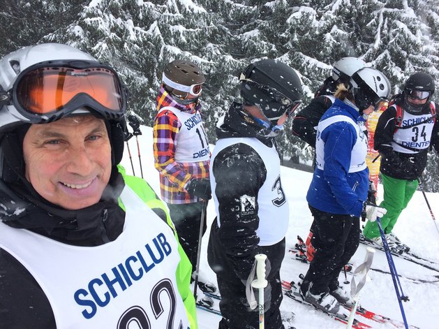 Skifahrer macht Selfie