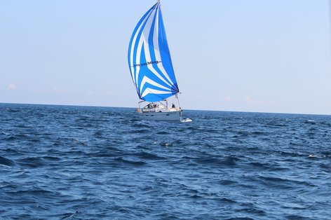 Segelboot blaues Segel